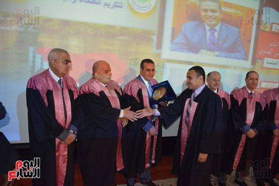  تكريم 75 باحثًا فى احتفالية عيد العلم بجامعة المنصورة (24)