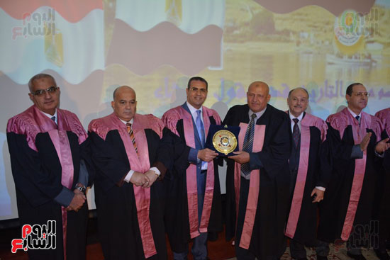  تكريم 75 باحثًا فى احتفالية عيد العلم بجامعة المنصورة (26)