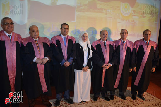  تكريم 75 باحثًا فى احتفالية عيد العلم بجامعة المنصورة (27)