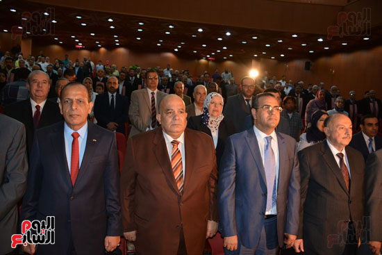  تكريم 75 باحثًا فى احتفالية عيد العلم بجامعة المنصورة (28)