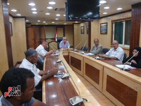 اجتماع سكرتير عام محافظة أسوان مع أعضاء لجنة المحافظ (1)