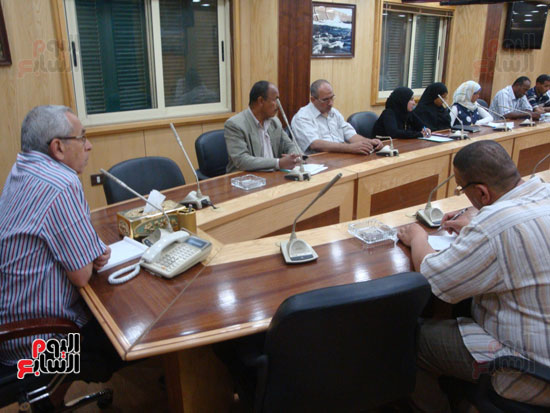 اجتماع سكرتير عام محافظة أسوان مع أعضاء لجنة المحافظ (2)