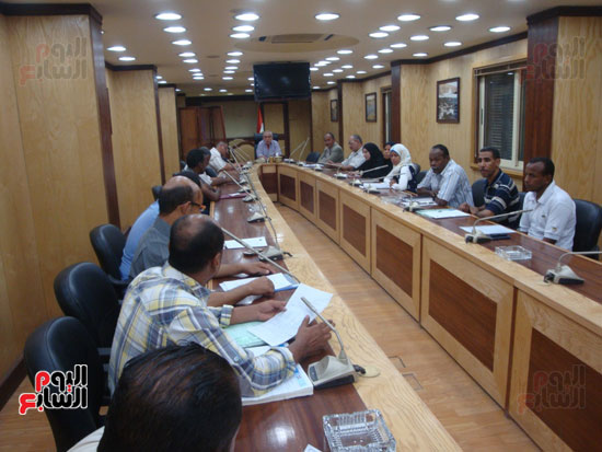 اجتماع سكرتير عام محافظة أسوان مع أعضاء لجنة المحافظ (3)
