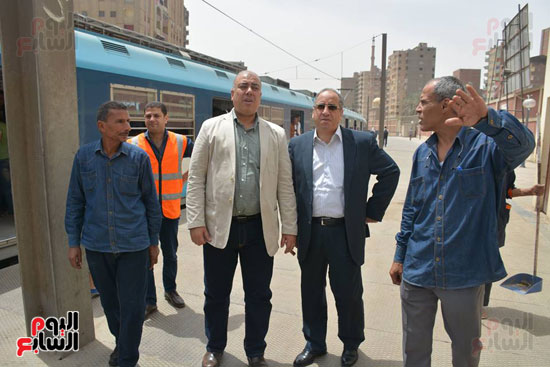 على الفضالى رئيس مترو الأنفاق يتفقد محطتى المرج لمتابعة أعمال التطوير (4)