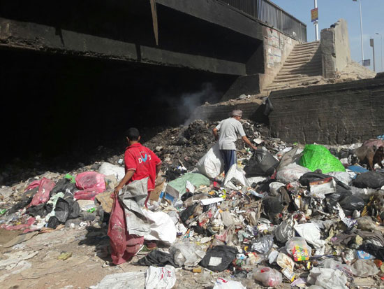 صحافة المواطن شكوى من تراكم القمامة بمنطقة أرض اللواء  (2)