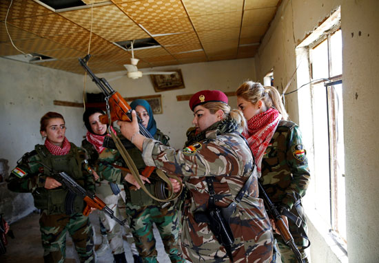 الجميلات الإيزيديات يحاربن ظلام داعش (17)