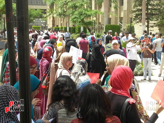 طلاب جامعة القاهرة ينظمون وقفة صامتة تضامنا مع حلب (1)