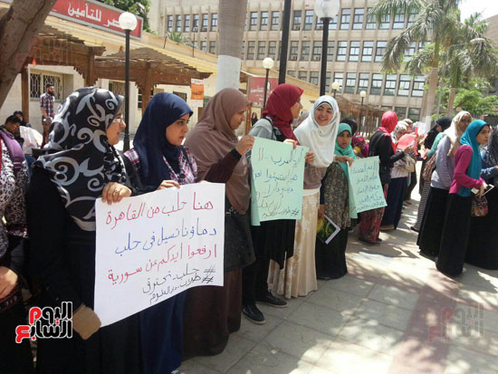 طلاب جامعة القاهرة ينظمون وقفة صامتة تضامنا مع حلب (2)