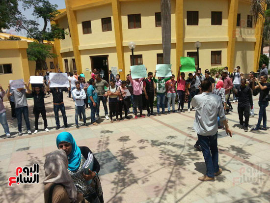 طلاب جامعة القاهرة ينظمون وقفة صامتة تضامنا مع حلب (3)