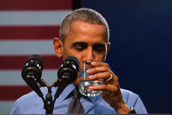 أوباما يشرب من مياه مدينة فلينت ليطمئن السكان بعد أزمة تلوث (9)