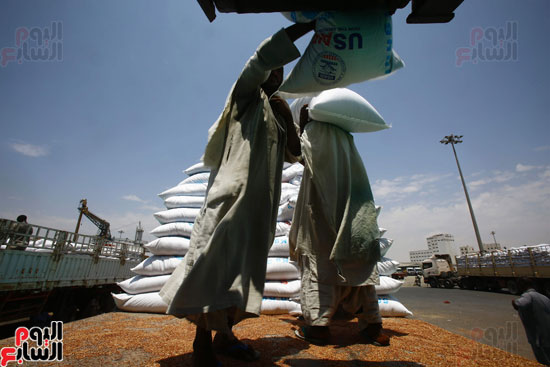 سفينة مساعدات غذائية أمريكية تصل إلى السودان (1)