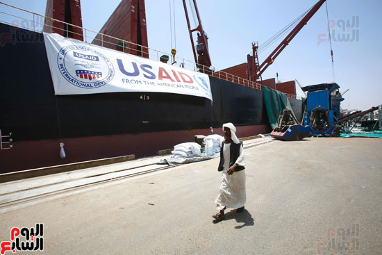سفينة مساعدات غذائية أمريكية تصل إلى السودان (10)