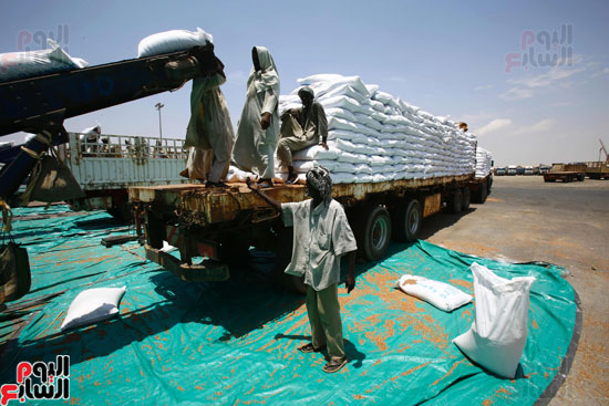 سفينة مساعدات غذائية أمريكية تصل إلى السودان (2)