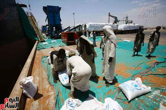 سفينة مساعدات غذائية أمريكية تصل إلى السودان (4)