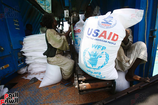 سفينة مساعدات غذائية أمريكية تصل إلى السودان (6)