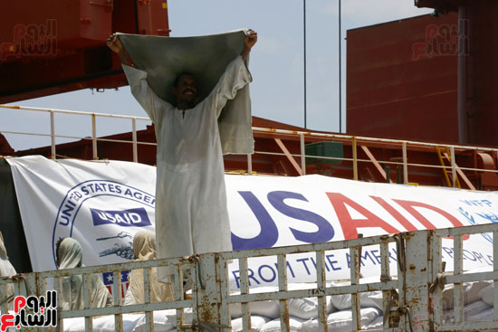 سفينة مساعدات غذائية أمريكية تصل إلى السودان (7)