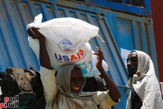 سفينة مساعدات غذائية أمريكية تصل إلى السودان (8)