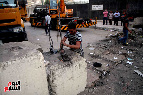 محافظة القاهرة تواصل إزالة الحواجز الخرسانية من محيط مقر الداخلية القديم (1)