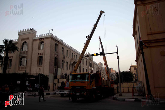محافظة القاهرة تواصل إزالة الحواجز الخرسانية من محيط مقر الداخلية القديم (2)