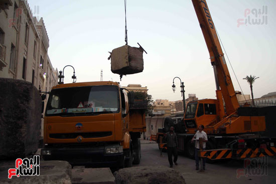 محافظة القاهرة تواصل إزالة الحواجز الخرسانية من محيط مقر الداخلية القديم (6)