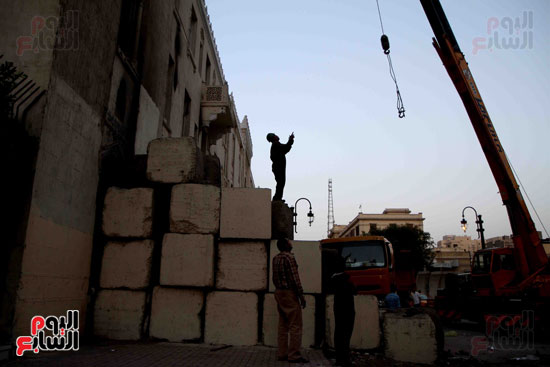 محافظة القاهرة تواصل إزالة الحواجز الخرسانية من محيط مقر الداخلية القديم (8)