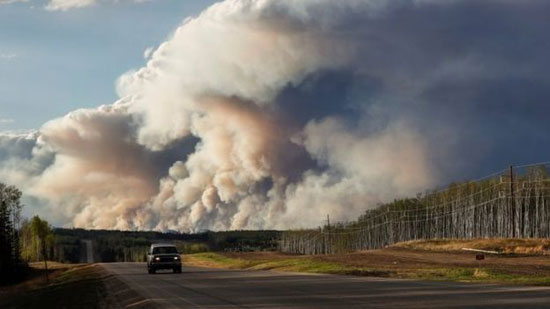 حرائق الغابات فى كندا تتجه جنوبا وتجلى الآلاف عن منازلهم (1)