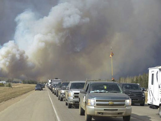 حرائق الغابات فى كندا تتجه جنوبا وتجلى الآلاف عن منازلهم (13)