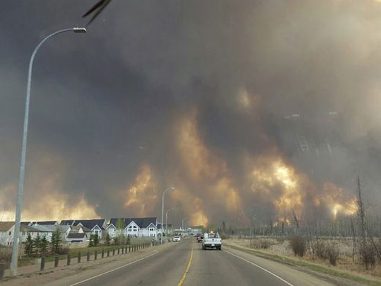 حرائق الغابات فى كندا تتجه جنوبا وتجلى الآلاف عن منازلهم (14)