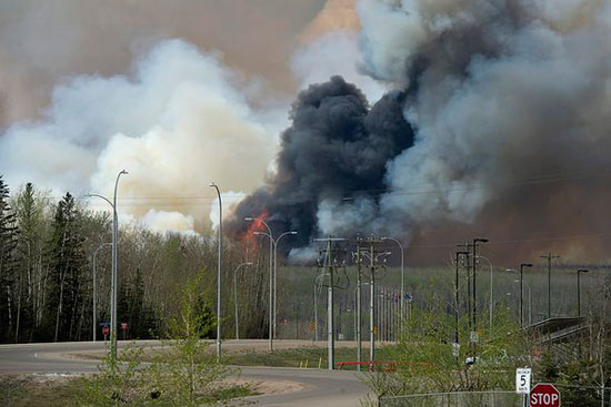 حرائق الغابات فى كندا تتجه جنوبا وتجلى الآلاف عن منازلهم (17)