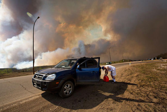 حرائق الغابات فى كندا تتجه جنوبا وتجلى الآلاف عن منازلهم (6)