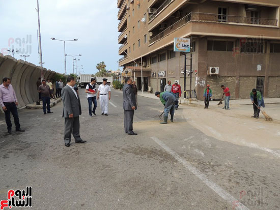 مدير أمن بورسعيد يتابع وضع الحواجز الخرسانية تمهيدا لفتح الطرق المغلقة أمام مديرية الأمن (1)