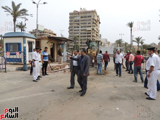 مدير أمن بورسعيد يتابع وضع الحواجز الخرسانية تمهيدا لفتح الطرق المغلقة أمام مديرية الأمن (2)