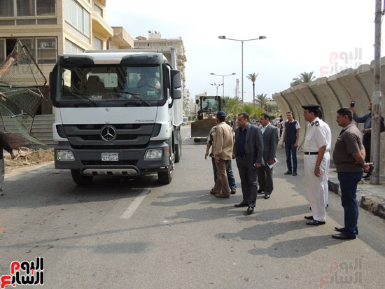 مدير أمن بورسعيد يتابع وضع الحواجز الخرسانية تمهيدا لفتح الطرق المغلقة أمام مديرية الأمن (3)