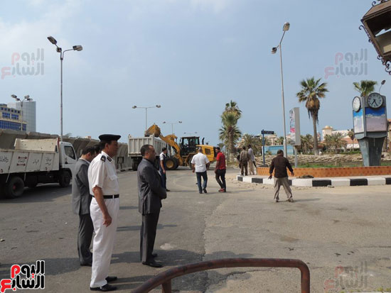 مدير أمن بورسعيد يتابع وضع الحواجز الخرسانية تمهيدا لفتح الطرق المغلقة أمام مديرية الأمن (4)