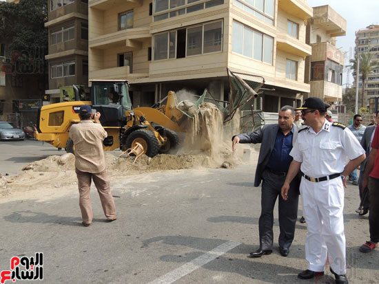 مدير أمن بورسعيد يتابع وضع الحواجز الخرسانية تمهيدا لفتح الطرق المغلقة أمام مديرية الأمن (5)