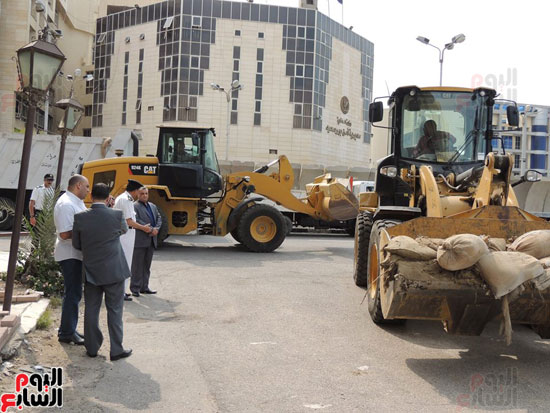 مدير أمن بورسعيد يتابع وضع الحواجز الخرسانية تمهيدا لفتح الطرق المغلقة أمام مديرية الأمن (6)