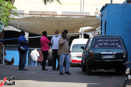 1خروج جثامين المقتولين فى ليبيا من مشرحة زينهم ونقلهم لمطار ألماظة لدفنهم بأسوان أهالى المتوفيين فى ليبيا (10)