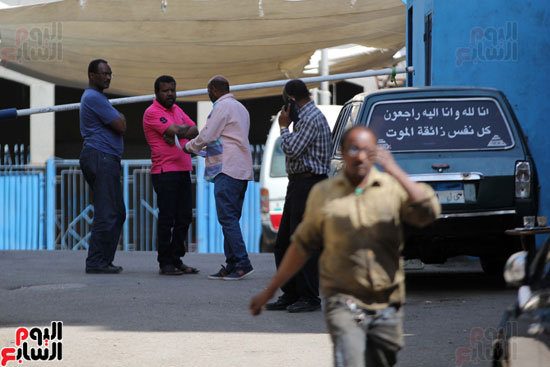1خروج جثامين المقتولين فى ليبيا من مشرحة زينهم ونقلهم لمطار ألماظة لدفنهم بأسوان أهالى المتوفيين فى ليبيا (11)