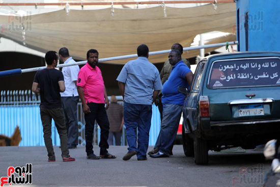 1خروج جثامين المقتولين فى ليبيا من مشرحة زينهم ونقلهم لمطار ألماظة لدفنهم بأسوان أهالى المتوفيين فى ليبيا (9)