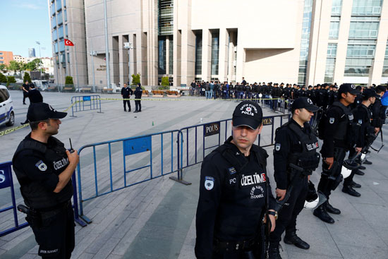 نجاة الصحفى التركى جان دوندار من هجوم مسلح أمام المحكمة (16)