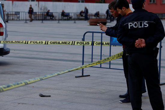 نجاة الصحفى التركى جان دوندار من هجوم مسلح أمام المحكمة (17)