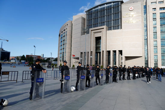 نجاة الصحفى التركى جان دوندار من هجوم مسلح أمام المحكمة (18)