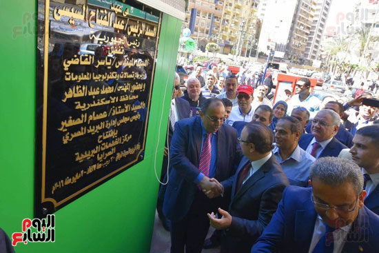 وزير الاتصالات يفتتح مكتب بريد السرايا بعد تطويره بمحافظة الإسكندرية (7)