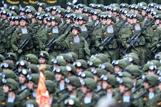 عروض عسكرية فى شوارع موسكو استعدادا  للاحتفال بذكرى يوم النصر (4)