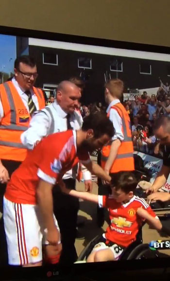 ماتا يرفض الخروج من الملعب قبل تحية طفل معاق من مشجعى يونايتد