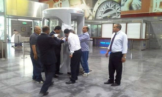 جمارك-مطار-القاهرة-تتسلم-أول-مجموعة-من-أجهزة-فحص-الأفراد-بالأشعة-(1)