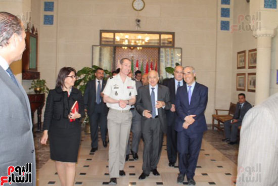 وفد فرنسى مع الأمين العام لجامعة الدول العربية (2)
