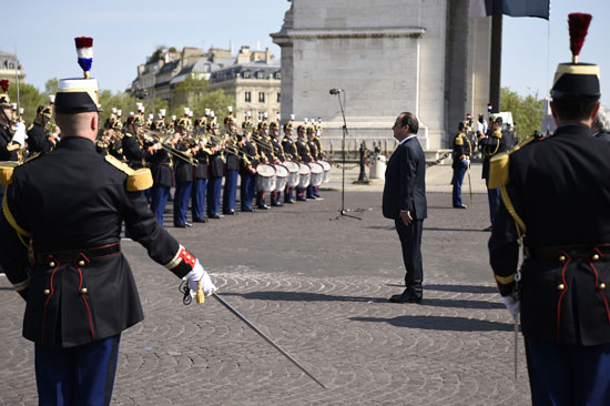 أولاند يقود الاحتفالات بذكرى انتهاء الحرب العالمية الثانية فى باريس (12)