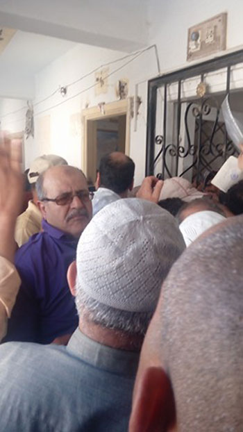 تكدس المواطنين أمام مكتب تموين أبو قير (4)