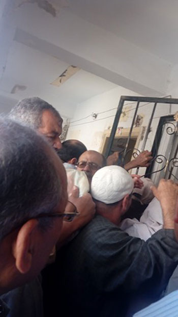 تكدس المواطنين أمام مكتب تموين أبو قير (5)